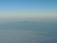 Při dosedání nás vítala nejvyšší hora keni. Mount Kenya