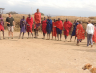 Masajský tanec na přivítanou. Nádherná píseň a předvedení tradičních výskoků do výšky... Prve z nás udělali jelita, když jsme nedokázali vyskočit ani polovinu výšky co oni, ale pak nás vpustili do vesnice...