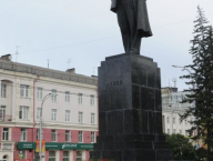 Jojo, z našich měst si sochy s Leninem taky pamatuju, ale asi je všechny odvezli zpět do Ruska?