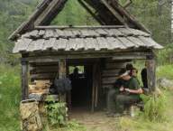 V podobné chatičce jsme spali dvě noci. Stejně jako k této, vedla k té naší pouze pěší cesta. Pravá lesní romantika.