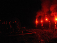 Poslední noc strávená venku. Naši průvodci zapálili jedinou obranu před medvědy. Ale noc jsme ještě pro jistotu strávili pod širákem :-)