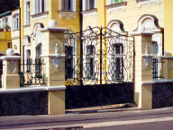 Realizace úpravy historické zahrady včetně nové brány, plotu a schodiště v lázních Teplice - autorský projekt Doc. Matouše Jebavého - 1998