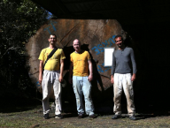JŠ, Thomas Bourguignon a David Sillam-Dusses před kmenem damaroně (Agathis) vystaveným v Millaa Millaa